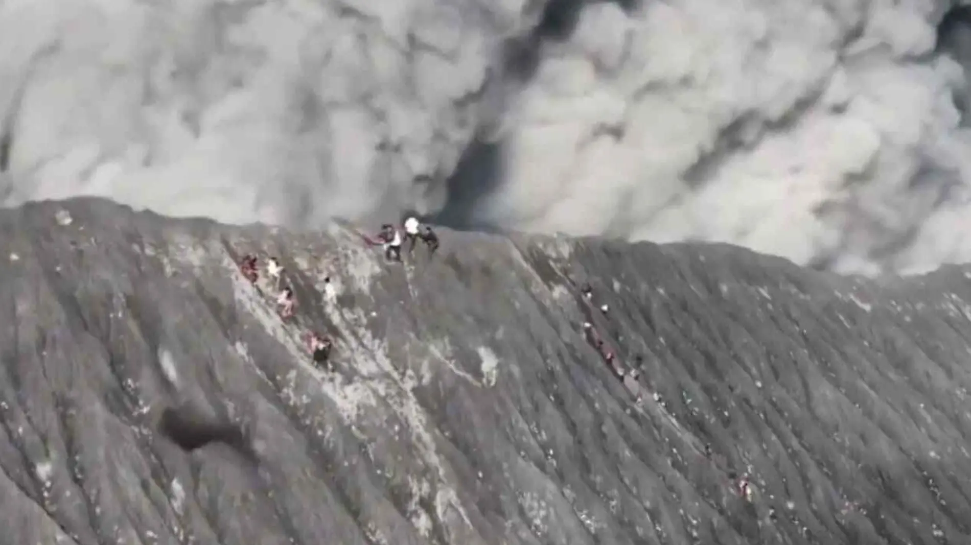 Así logró sobrevivir un grupo de escaladores tras erupción de un volcán